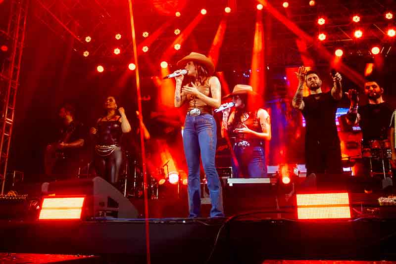 No dia do aniversário da cidade, Esplanada do Paço foi palco para sucessos da cantora sertaneja; evento teve entrada solidária e custo zero para a Prefeitura.