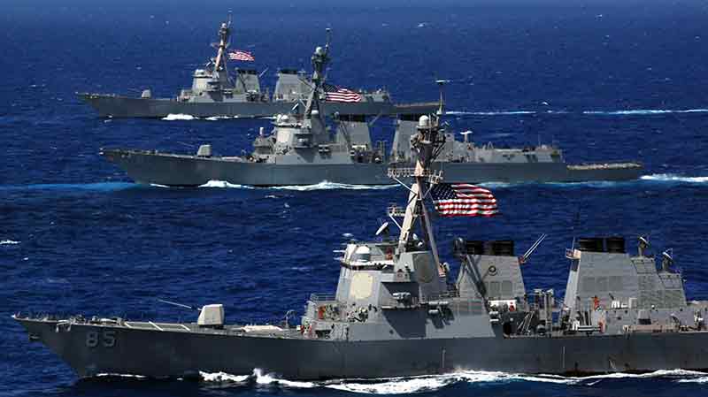 Enquanto Trump fortalece presença naval e aérea no Caribe para combater cartéis, Maduro mobiliza milhões de milicianos e amplia defesa territorial, elevando risco de confrontos e debates sobre intervenção militar.