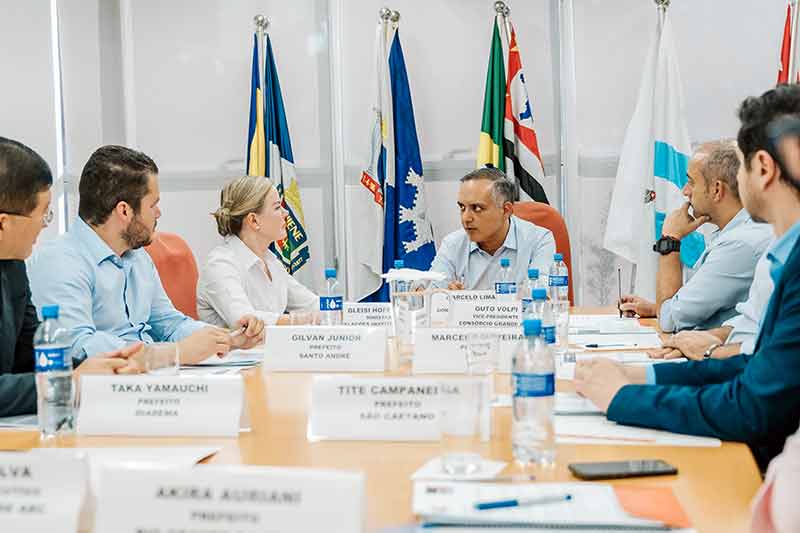 Agenda com titular da pasta de Relações Institucionais, Gleisi Hoffmann, se deu na sede da entidade regional; demanda visa avanço de projetos importantes para os municípios
