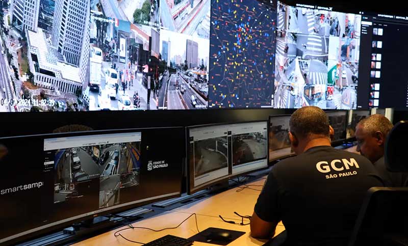 A Prefeitura de São Paulo contesta o estudo que aponta ineficácia do Smart Sampa e sustenta que o sistema de câmeras tem dado resultados práticos, como prisões e localização de desaparecidos, reafirmando confiança no programa mesmo diante de questionamentos metodológicos.