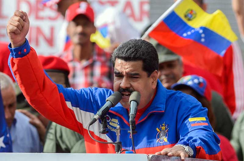 A política externa dos EUA sob a égide de Donald Trump confronta o direito internacional em sua abordagem à Venezuela, levantando debates sobre a validade das sanções e a definição de "narcoestado" diante da ausência de consenso entre especialistas.
