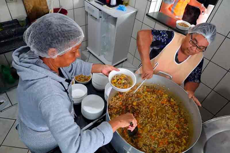 Projeto experimental oferece marmitas gratuitamente em três regiões da cidade