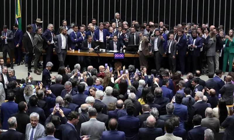 Somente depois das 22 horas, na noite de quarta-feira (6), Motta conseguiu abrir a sessão da Câmara, após a oposição tentar impedir que ele sentasse na cadeira.
