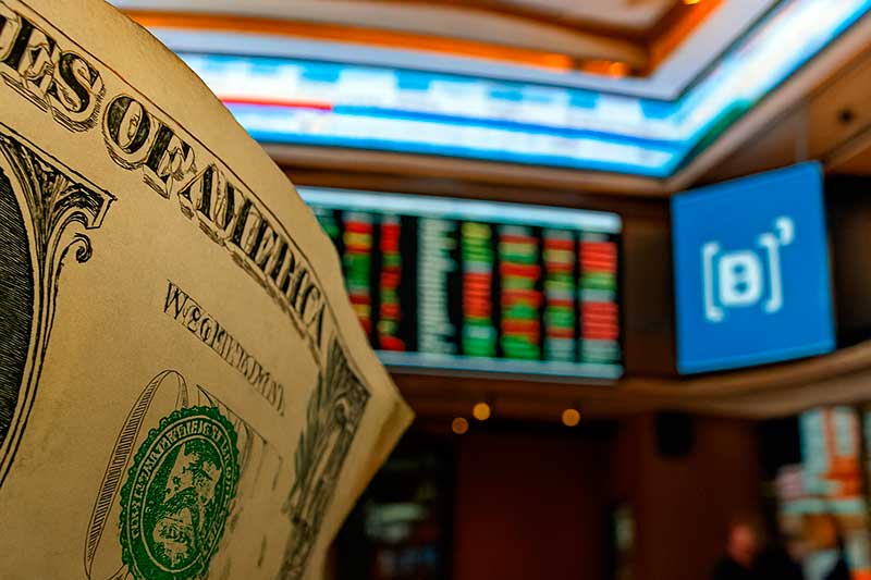 O dólar comercial de compra fechou em R$ 5,3765 conforme taxa PTAX do Banco Central, enquanto o Ibovespa encerrou o dia com leve alta de 0,02%. As ações com maiores variações destacam-se em um cenário de volatilidade moderada, influenciado por eventos domésticos e externos.