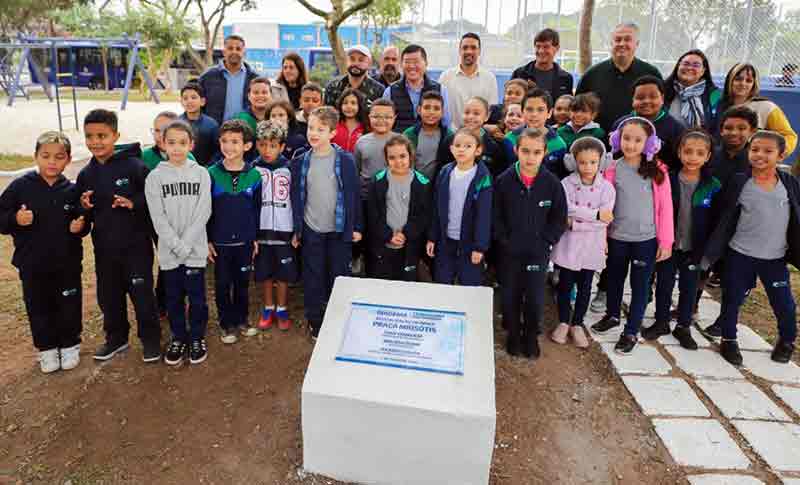 Prefeito Taka, secretários municipais e alunos do Colégio Ético na entrega da revitalização da Praça do Miosótis