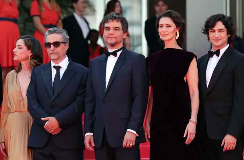 Emilie Lesclaux, Kleber Mendonça Filho, Wagner Moura, Maria Fernanda Cândido e Gabriel Leone no tapete vermelho de "O Agente Secreto" no Festival de Cannes 