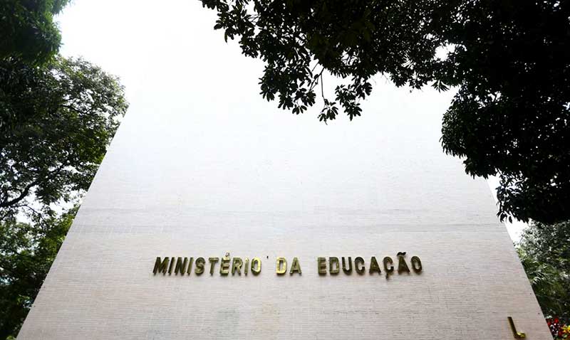 São 456 cursos superiores de bacharelado, licenciatura e tecnológicos.