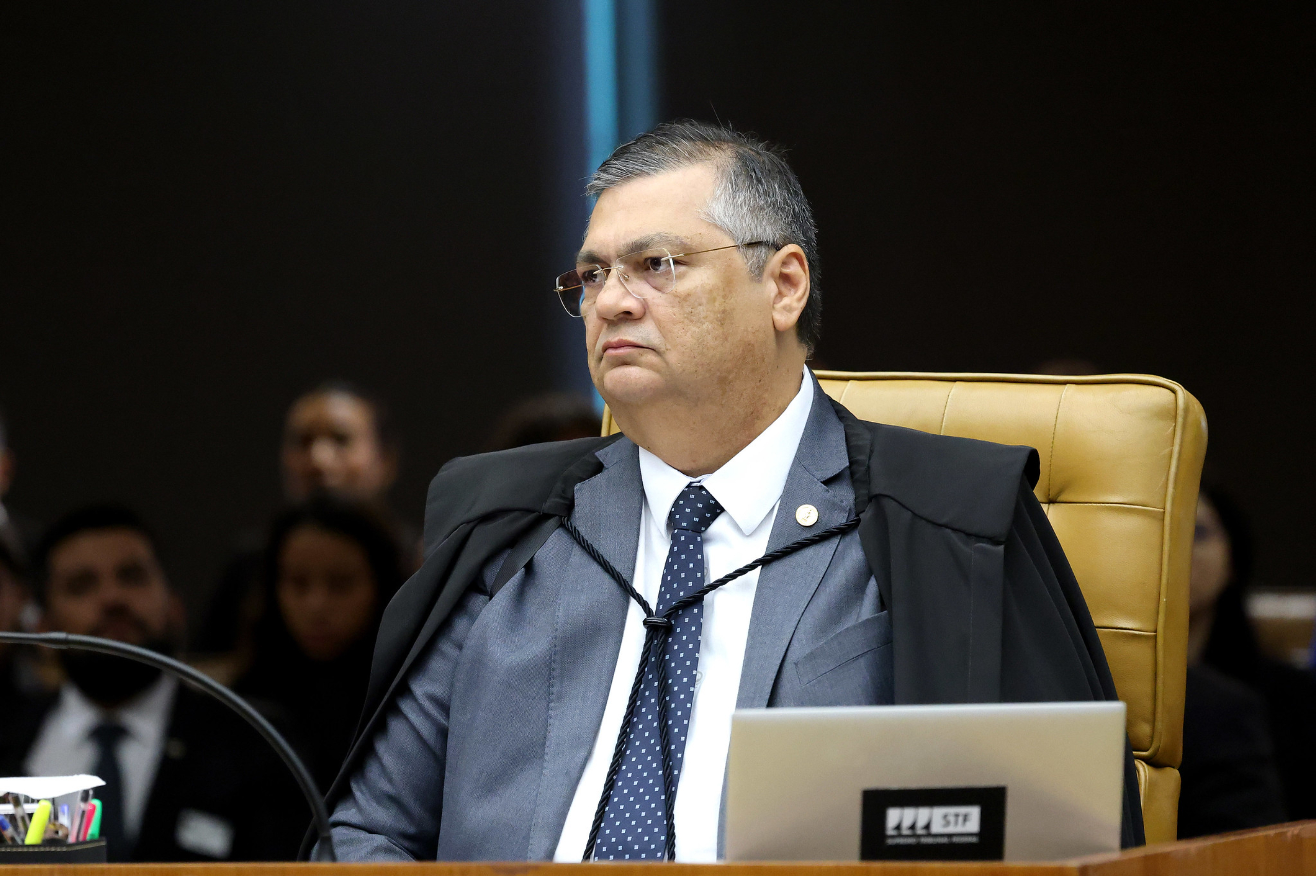 O ministro Flávio Dino decidiu que leis e sanções estrangeiras, como as previstas pela Lei Magnitsky dos EUA, só terão validade no Brasil após homologação judicial, reforçando a soberania nacional e impactando bancos com presença internacional.
