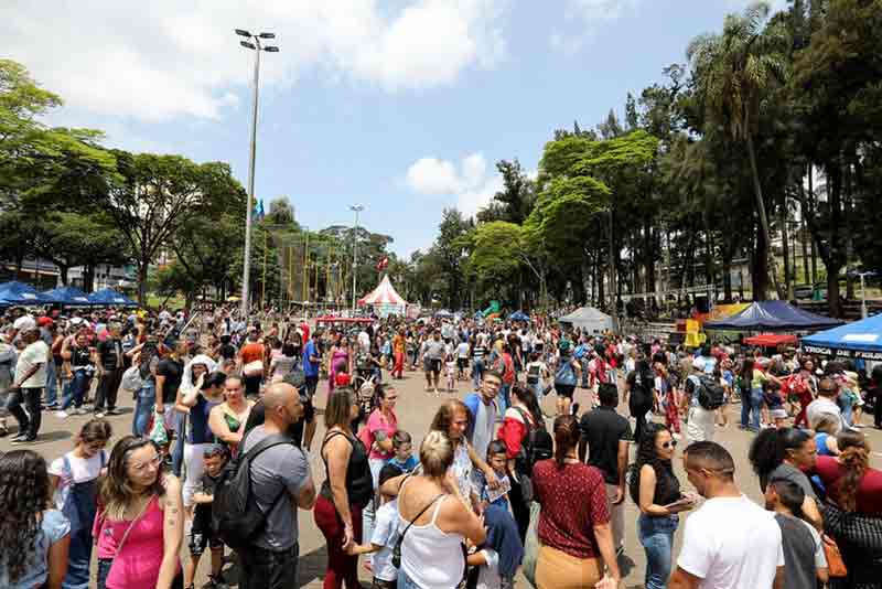 O evento também contará com praça de alimentação, presença de escritores da cidade e região expondo suas obras, cantinho da leitura e espaço para jogos de mesa, como xadrez e tabuleiros.