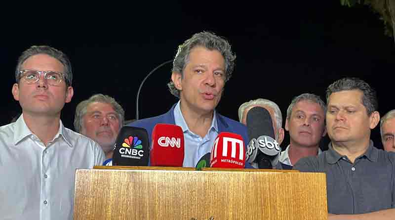 Ministro da Fazenda, Fernando Haddad, presidente da Câmara dos Deputados, Hugo Motta, presidente do Senado, Davi Alcolumbre e líderes partidários da base governista, saindo da residência oficial da Câmara dos Deputados.