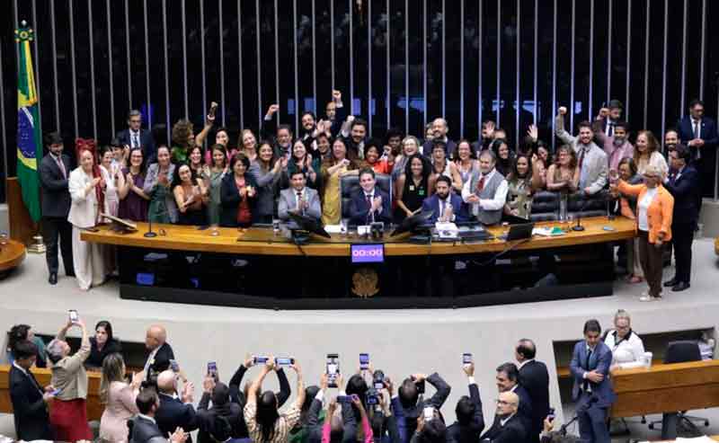 Parlamentares comemoram a aprovação do projeto no Plenário da Câmara