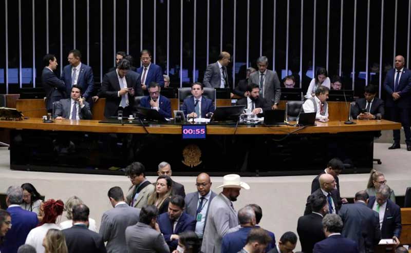 Foi retirada da PEC a previsão de votação secreta por parlamentares; análise da proposta continuará em outra sessão