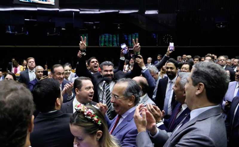 Após intenso embate político, a MP 1303 que alterava regras do IOF não foi votada a tempo e perdeu validade, gerando reações divergentes entre governo, Legislativo e setores financeiros.
