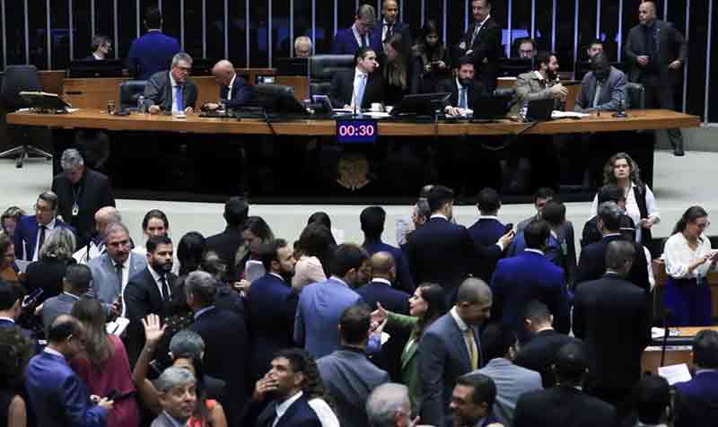 A urgência foi aprovada, mas não foi definida a votação do mérito do texto do decreto, que deve ocorrer ainda está semana.