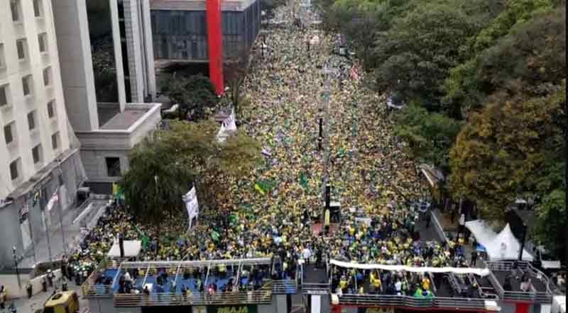 Manifestantes se reúnem na Avenida Paulista, em São Paulo, para o ato em defesa da anistia ao ex-presidente Jair Bolsonaro (PL) e aos envolvidos nos atos do dia 8 de janeiro de 2023 na Praça dos Três Poderes