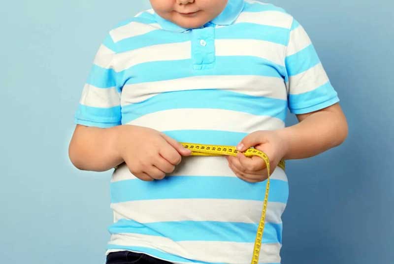 Relatório do Unicef revela que, em 2025, mais crianças e adolescentes estão obesos do que desnutridos no mundo, evidenciando mudanças graves nos padrões alimentares e desafios sanitários globais.