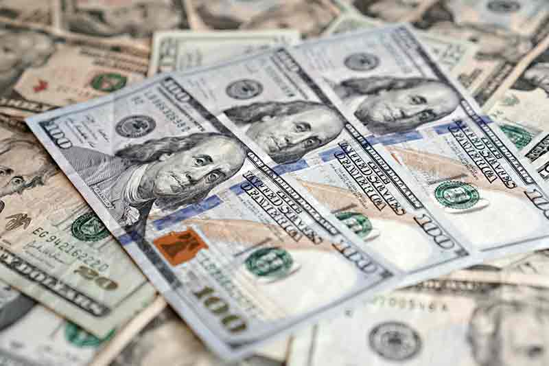 O dólar comercial encerrou esta segunda-feira (16) vendido a R$ 5,486, com queda de R$ 0,057 (-1,03%).