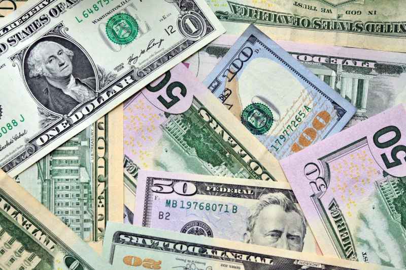 O dólar devolveu a alta da segunda-feira (26) e caiu.