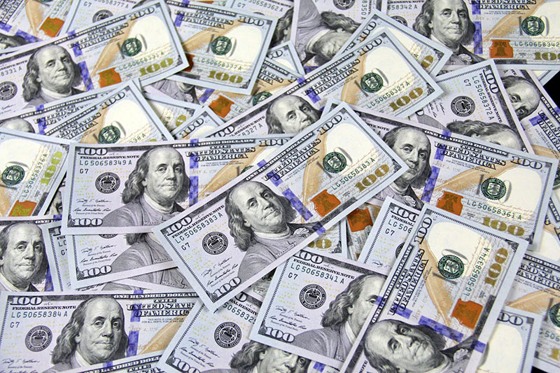 O dólar comercial encerrou esta segunda-feira (12) vendido a R$ 5,685, com alta de R$ 0,03 (+0,53%).
