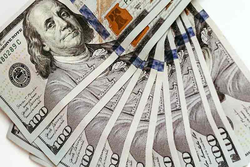 O dólar comercial encerrou esta sexta-feira (27) vendido a R$ 5,483, com queda de R$ 0,015 (0,28%). 