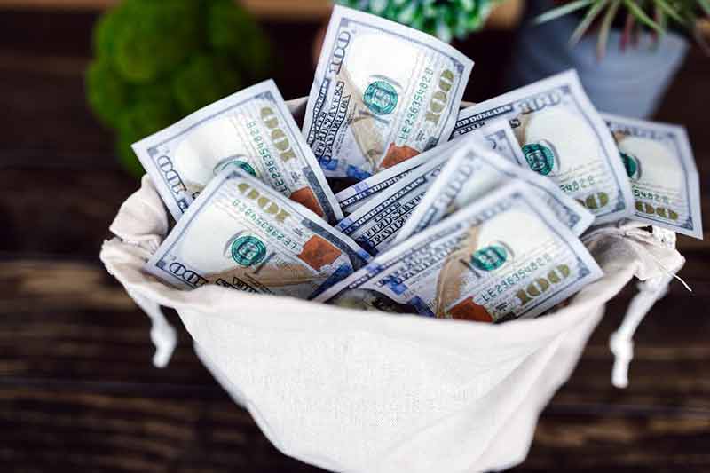 O dólar comercial encerrou esta quinta vendido a R$ 5,661, com alta de R$ 0,018 (+0,32%). 