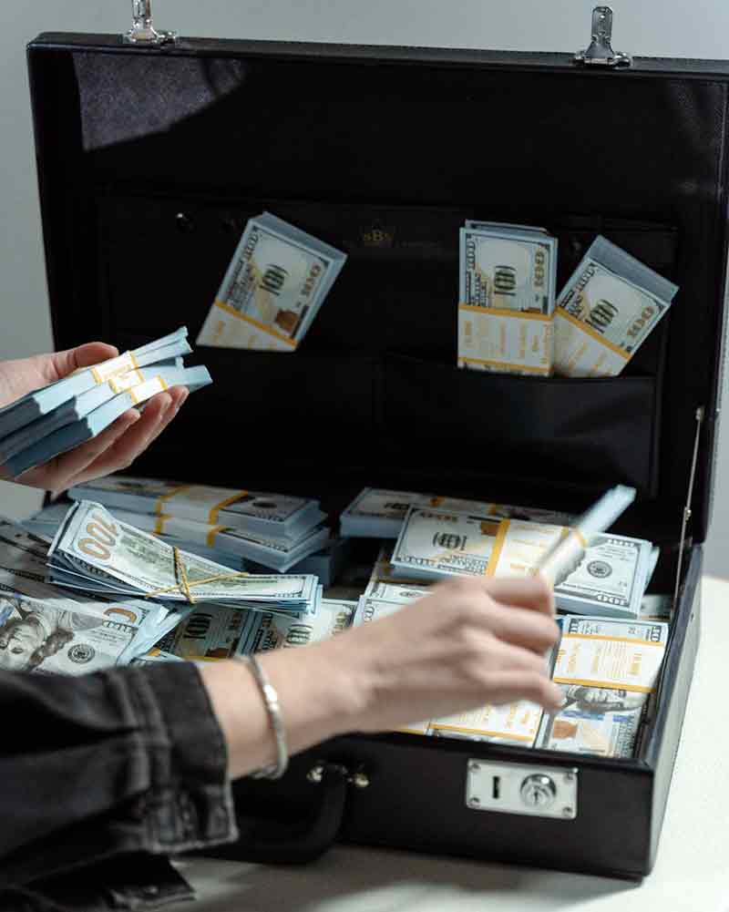 O dólar comercial encerrou o dia cotado a R$ 5,5611, com leve alta de 0,07%.