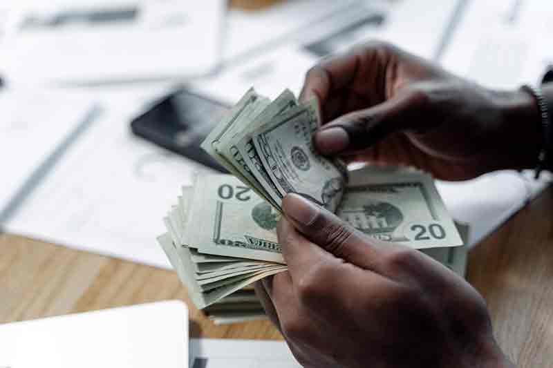 Dólar dispara novamente