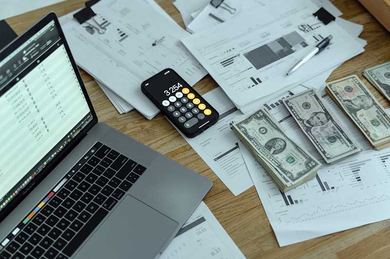 Mercado de ações reage positivamente a dados de emprego e falas do Banco Central, mas moeda americana se valoriza em dia de atenção ao cenário internacional e tensões comerciais.