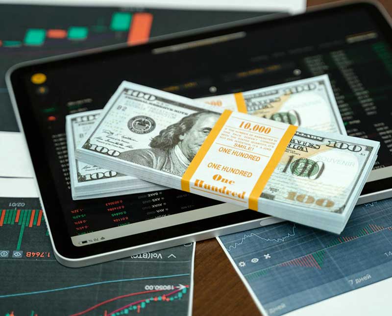 Alta de 1,24 % no dólar e queda de 2 % no Ibovespa nesta terça-feira, 19/08/2025, ressaltam o impacto imediato de decisões jurídicas e sinais macroeconômicos externos no humor dos investidores