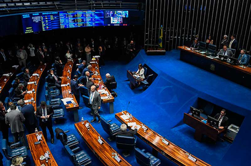 Aprovada pelo Congresso e sancionada com vetos pelo Executivo, a nova Lei da Ficha Limpa redefine prazos e regras de inelegibilidade, dividindo opiniões sobre moralidade, segurança jurídica e futuro da política nacional.